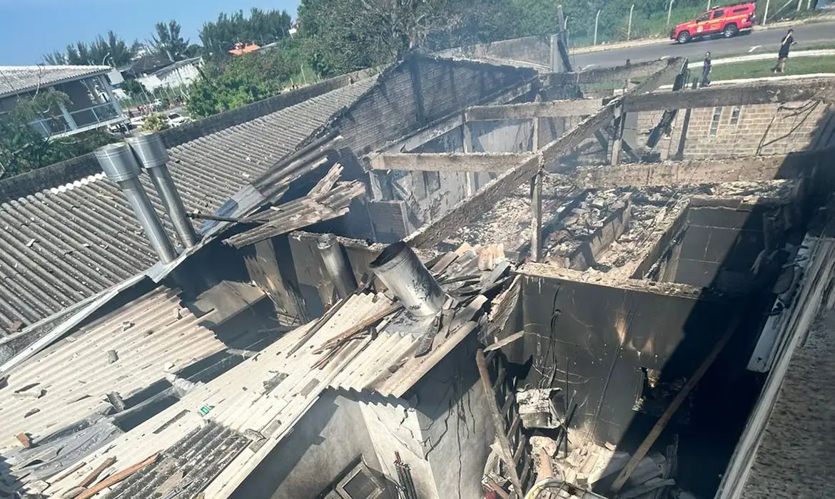 Avião de pequeno porte cai em Capão da Canoa sobre restaurante