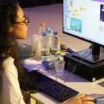 Bolsas e monitorias estimulam meninas e mulheres a seguirem carreiras STEM