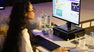 Bolsas e monitorias estimulam meninas e mulheres a seguirem carreiras STEM