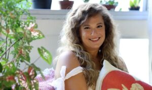 Cantora Alice Caymmi lança álbum em homenagem ao avô