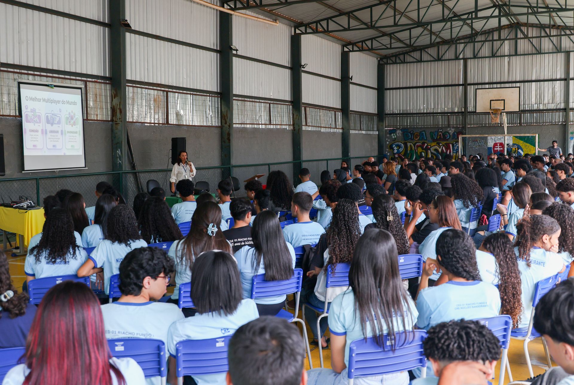 CED 01 do Riacho Fundo promove debate sobre cyberbullying