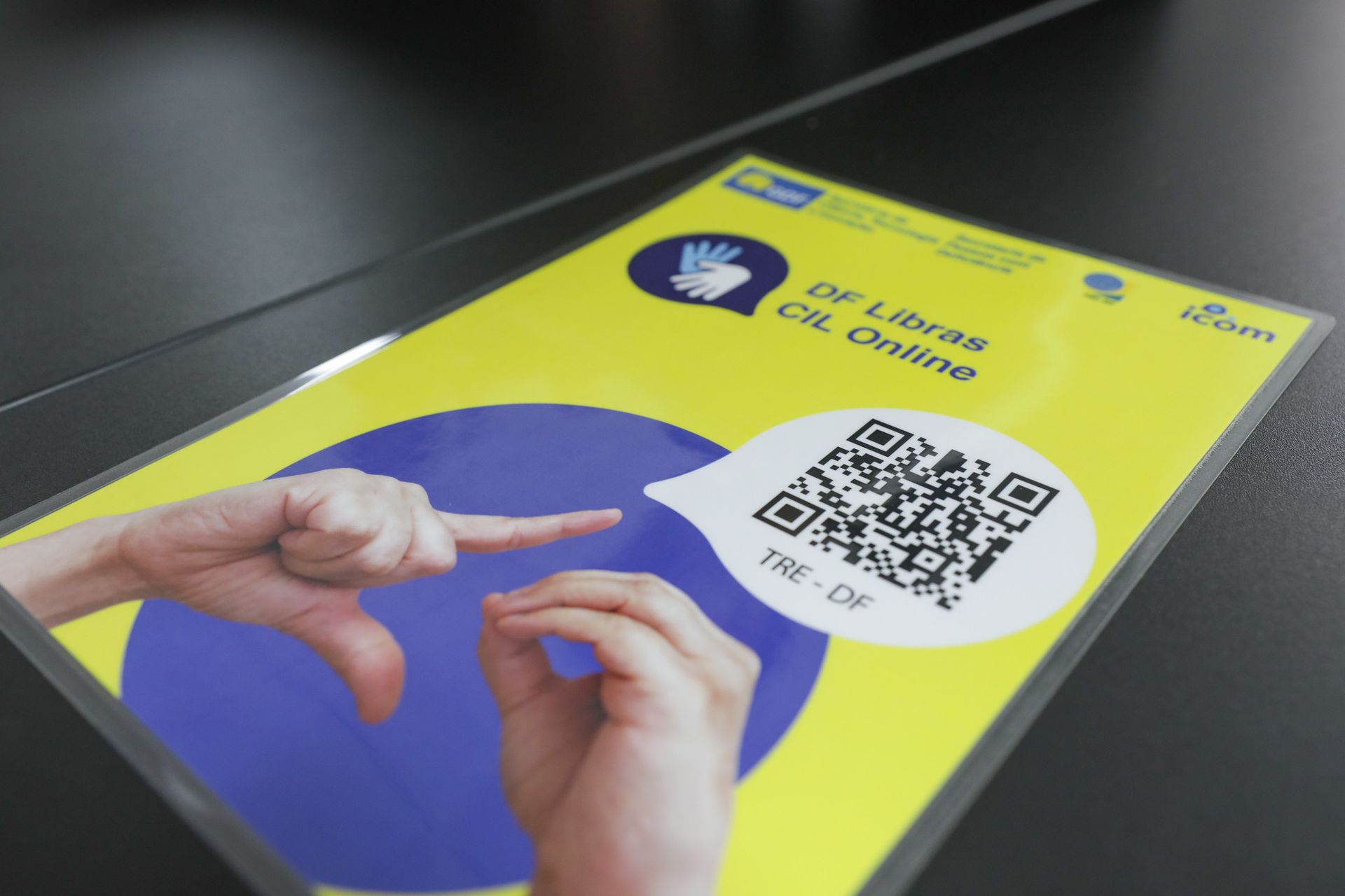 Com apoio do GDF, tecnologia em Libras amplia acesso de eleitores surdos a serviços do TRE-DF