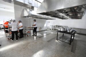 Com investimento de R$ 1,3 milhão, cozinha hospitalar do Hran é reinaugurada
