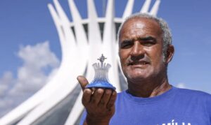 Com miniaturas, artesãos dão novo sentido à Brasília dos monumentos