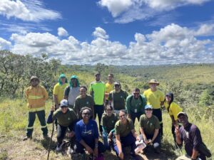 Comunidade e técnicos do Brasília Ambiental percorrem trilha ecológica no Parque Distrital do Recanto das Emas