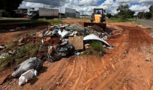 Descarte irregular de lixo gera multa na Praça dos Eucaliptos, em Ceilândia Norte