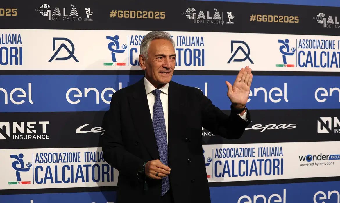 Dirigente de futebol da Itália deixa cargo após país dar adeus à Copa