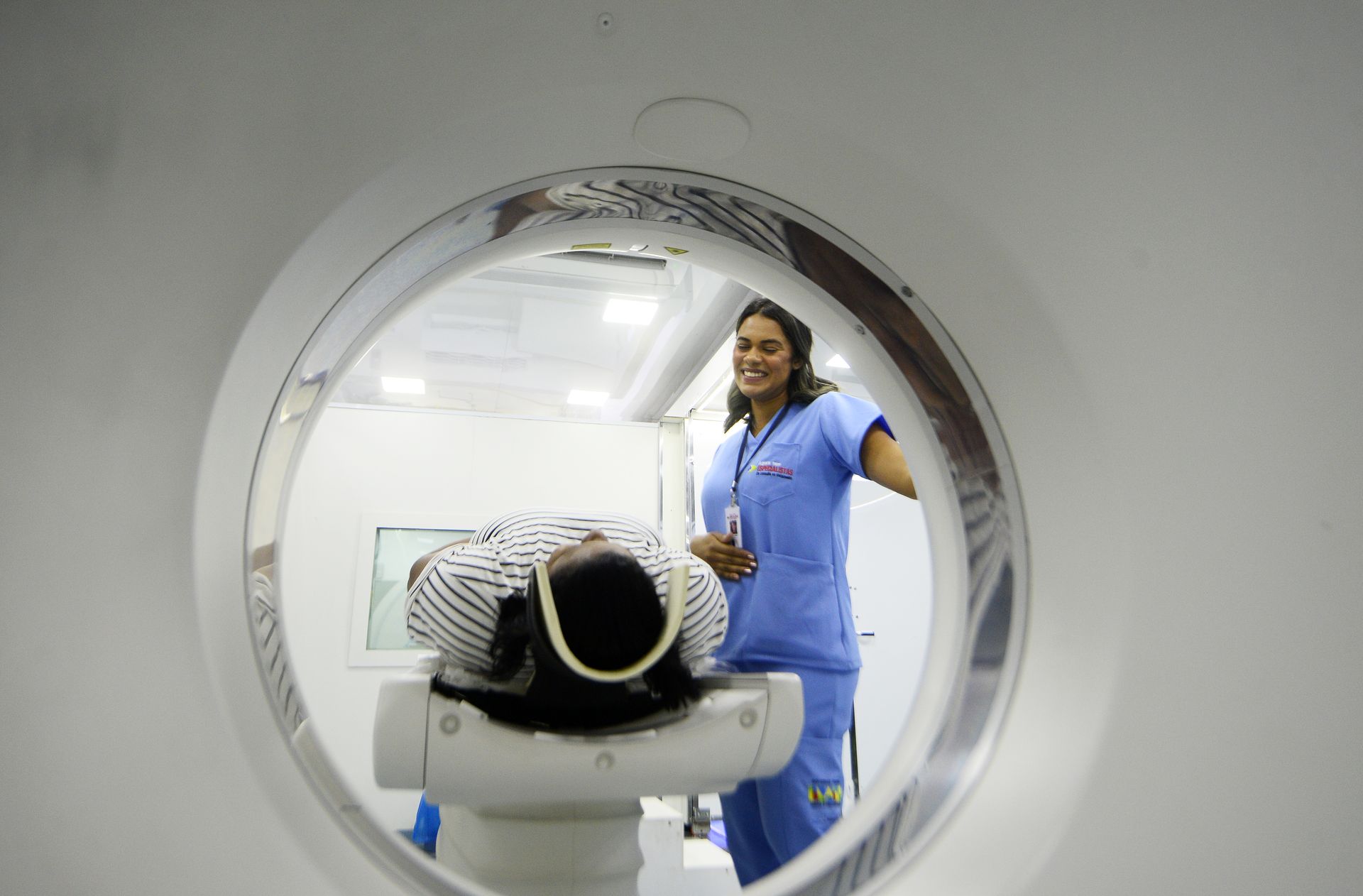 Em Taguatinga, unidade móvel de saúde amplia acesso à tomografia