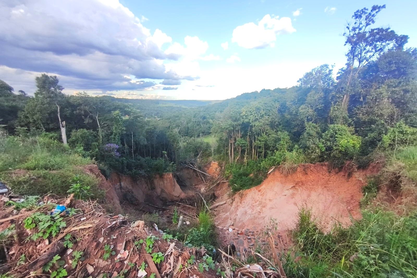 Equipes do GDF vistoriam voçorocas em Alexânia (GO)