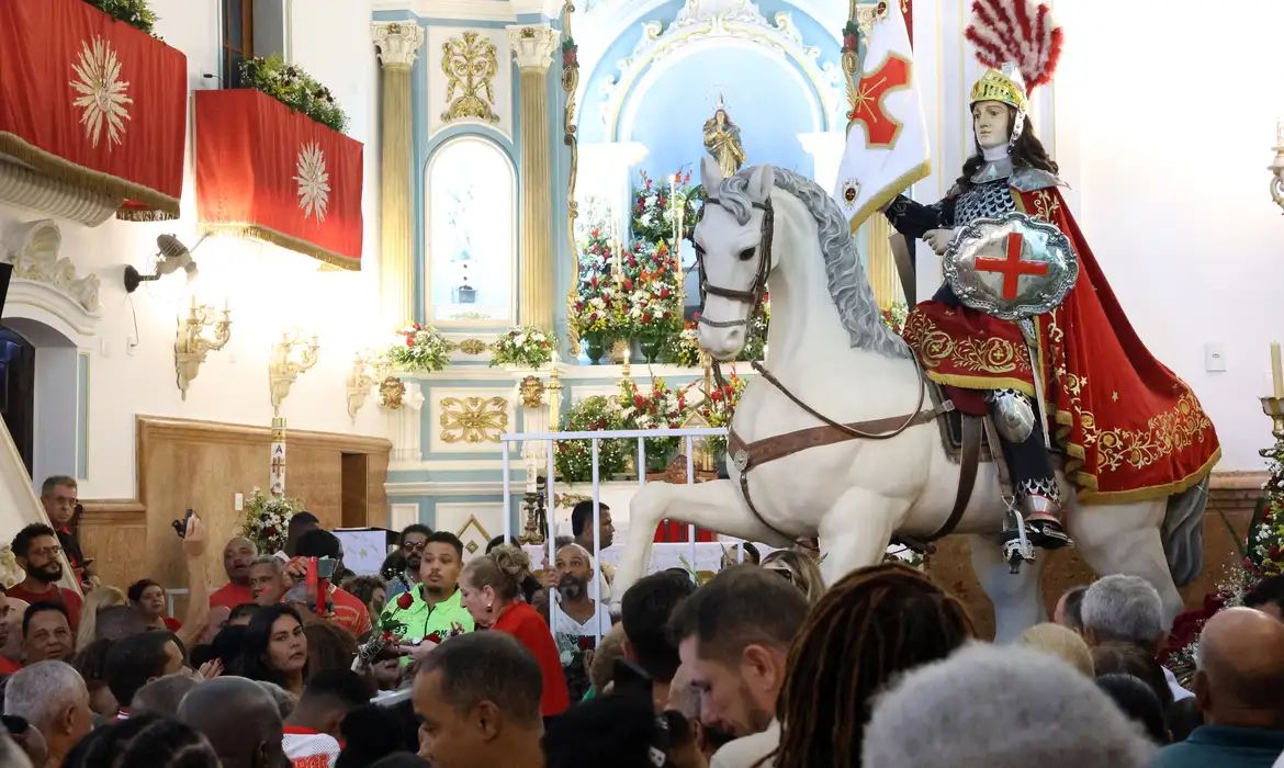 Fiéis se concentram no centro do Rio para celebrar dia de São Jorge