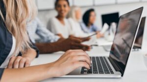 Formação gratuita em programação no DF oferece bolsa e chance de residência tecnológica