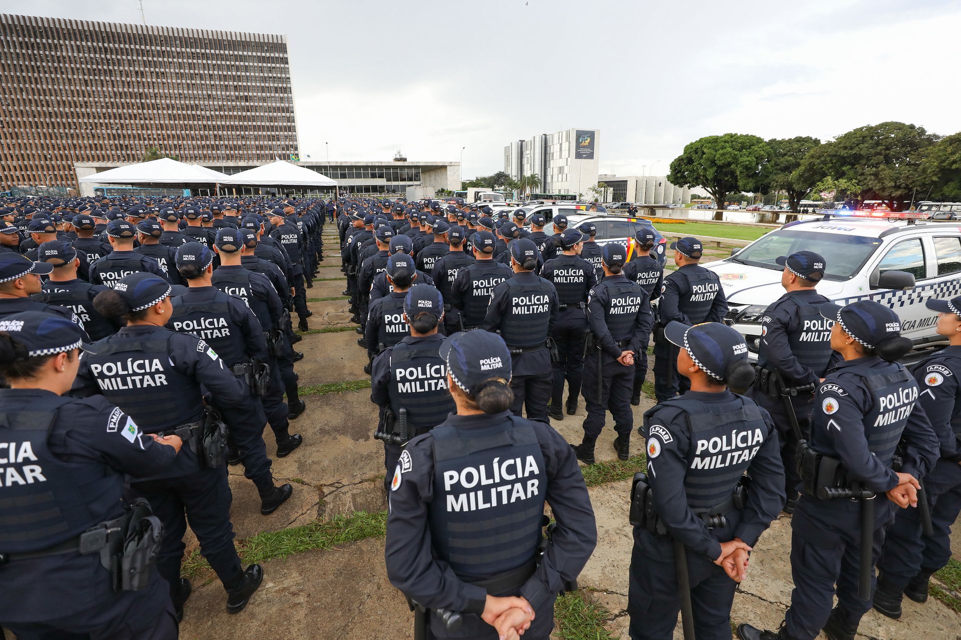 Governadora Celina Leão reduz interstício e amplia promoções na PMDF e no CBMDF