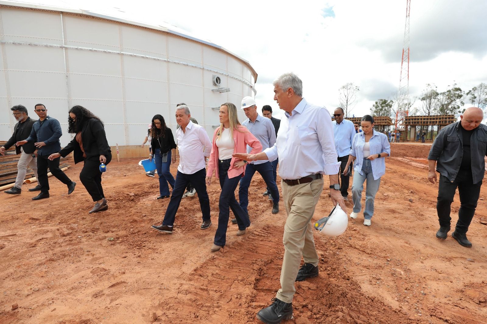 Governadora Celina Leão visita obra de abastecimento de água que vai beneficiar 1 milhão de pessoas