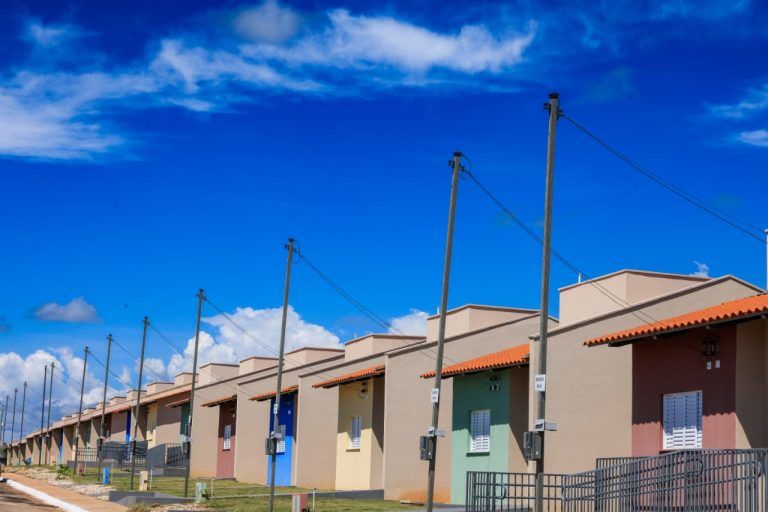 Governo de Goiás entrega casas a custo zero em Aragarças
