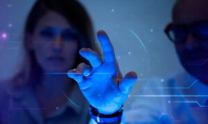 IA acelera desinformação e ameaça democracias, alerta pesquisa