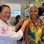 Idosos do Vila Vida dão exemplo de prevenção com vacina e forró
