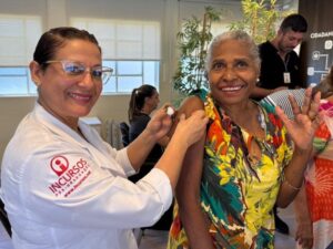 Idosos do Vila Vida dão exemplo de prevenção com vacina e forró