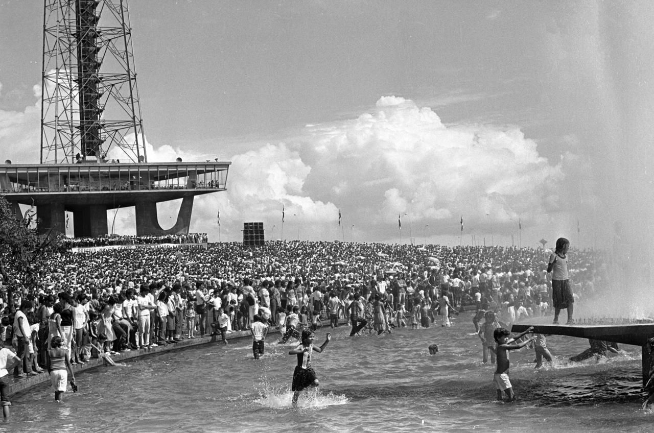 Livro 'Monumental' reúne arquivos, desenhos técnicos e fotos para contar a história do coração cívico de Brasília