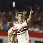 Meio-campista Oscar se aposenta aos 34 anos com problemas cardíacos