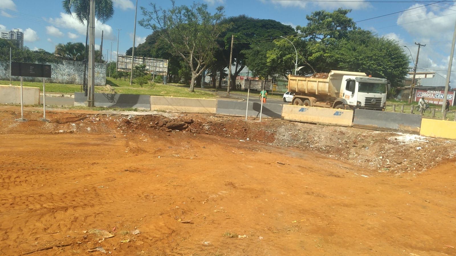 Mutirão de limpeza remove descarte irregular em pontos críticos de Ceilândia