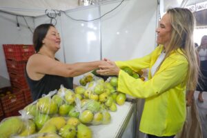 Na Feira da Goiaba, governadora Celina Leão incentiva novos mercados para a agricultura