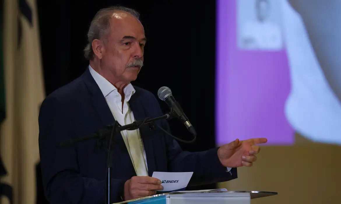 Na Mesa com Datena recebe o presidente do BNDES, Aloizio Mercadante