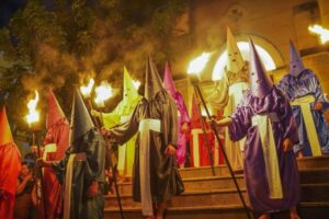 Procissão do Fogaréu reúne milhares de fiéis na cidade de Goiás