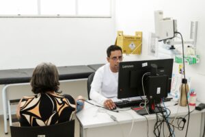 Profissional orienta sobre relações mais saudáveis dentro e fora de unidades de saúde do DF