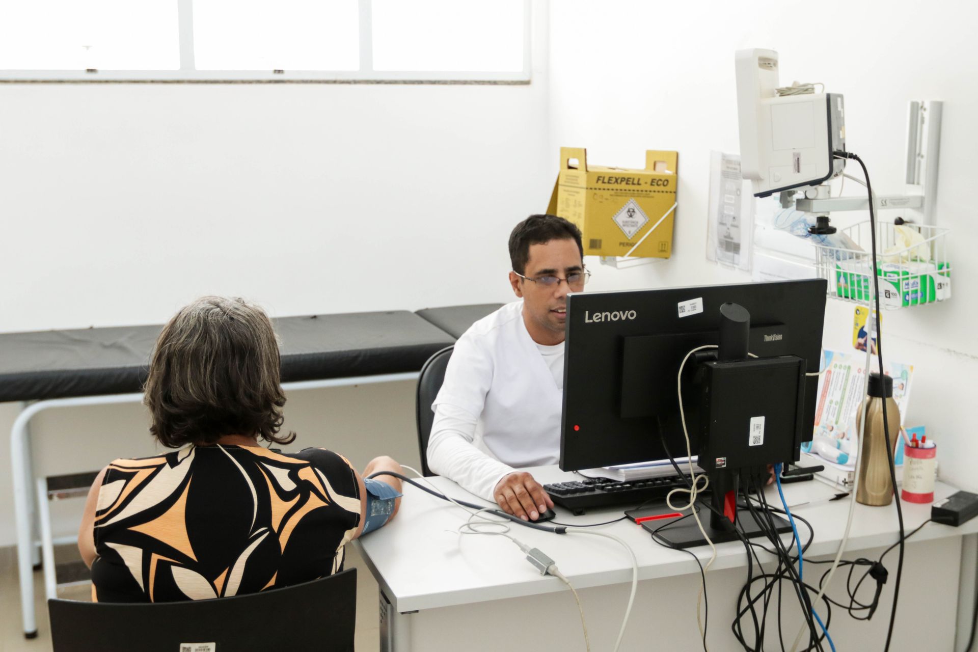 Profissional orienta sobre relações mais saudáveis dentro e fora de unidades de saúde do DF