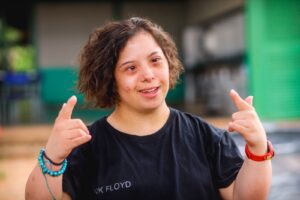 Projeto que usa arte para discutir inclusão entra em reta final de apresentações em escolas do Gama