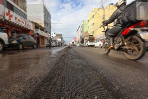 Recapeamento da Avenida Del Lago melhora mobilidade no Itapoã