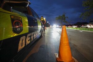 Veículo é flagrado na EPTG com mais de R$ 280 mil em débitos durante operação aérea