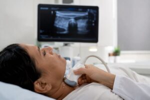 Alterações hormonais são sinal de alerta para doenças na tireoide
