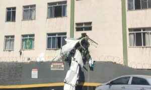 Avião de bimotor cai e bate em prédio em Belo Horizonte