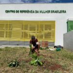 Beneficiária retribui acolhimento com plantio de mudas no CRMB do Recanto das Emas