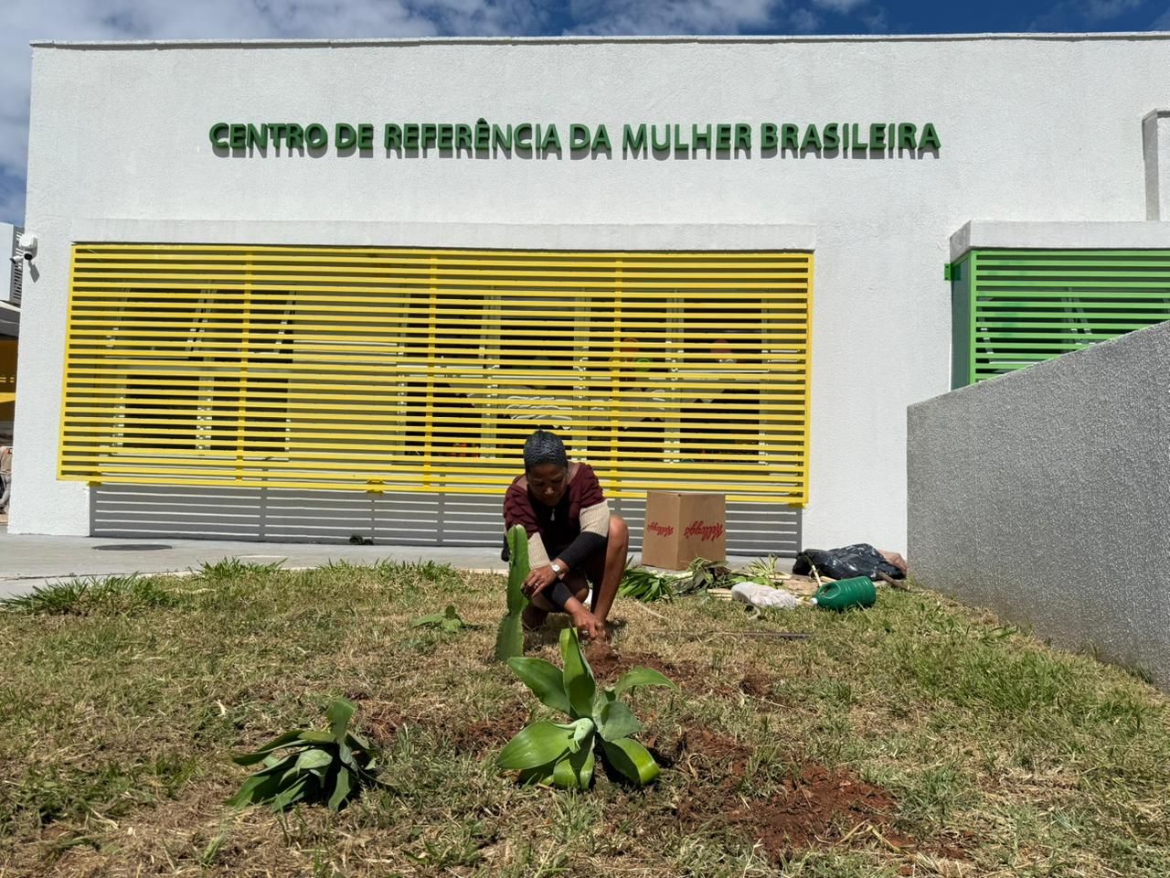 Beneficiária retribui acolhimento com plantio de mudas no CRMB do Recanto das Emas