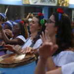 Cortejo de culturas tradicionais reúne três gerações da mesma família