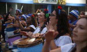 Cortejo de culturas tradicionais reúne três gerações da mesma família