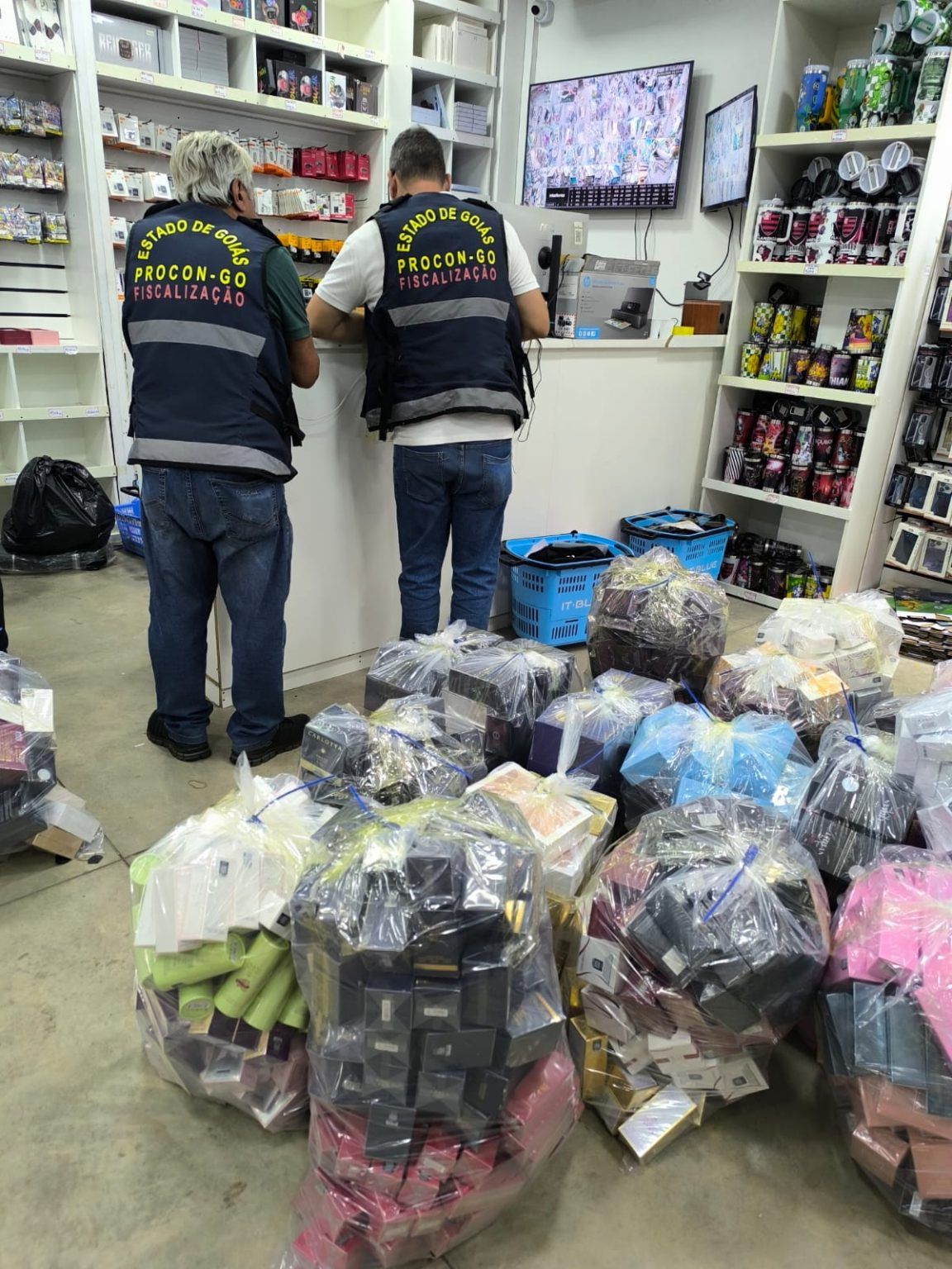 Em Goiânia, Procon retira de circulação perfumes com indícios de falsificação