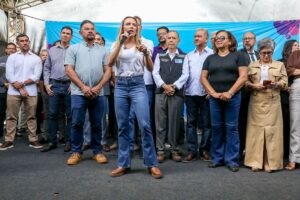 Governadora assina mais de 30 ordens de serviço para o Riacho Fundo II