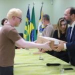 Inclusão: UEG entrega notebooks a estudantes com deficiência
