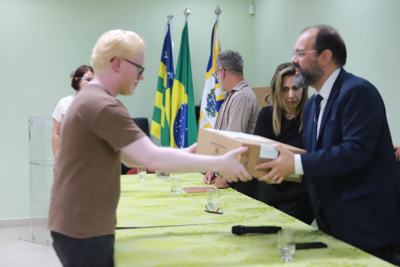 Inclusão: UEG entrega notebooks a estudantes com deficiência