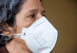 Máscara criada com apoio da FAPDF inativa vírus respiratórios
