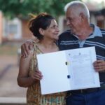 Moradores de Mimoso de Goiás são contemplados com escrituras de Casas a Custo Zero