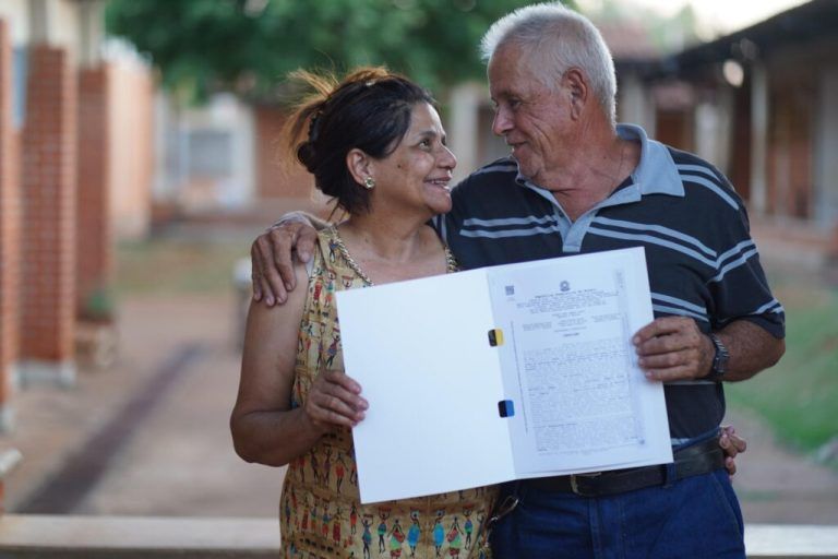 Moradores de Mimoso de Goiás são contemplados com escrituras de Casas a Custo Zero