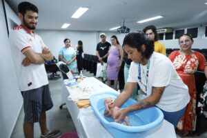 Oficina no Hospital Regional de Ceilândia ensina cuidados com recém-nascidos