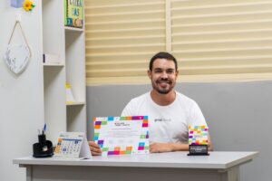 Psicólogo do DF recebe destaque nacional por projeto de acolhimento a estudantes LGBT