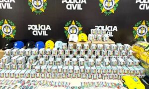 RJ: Polícia apreende mais de 200 mil figurinhas falsificadas da Copa