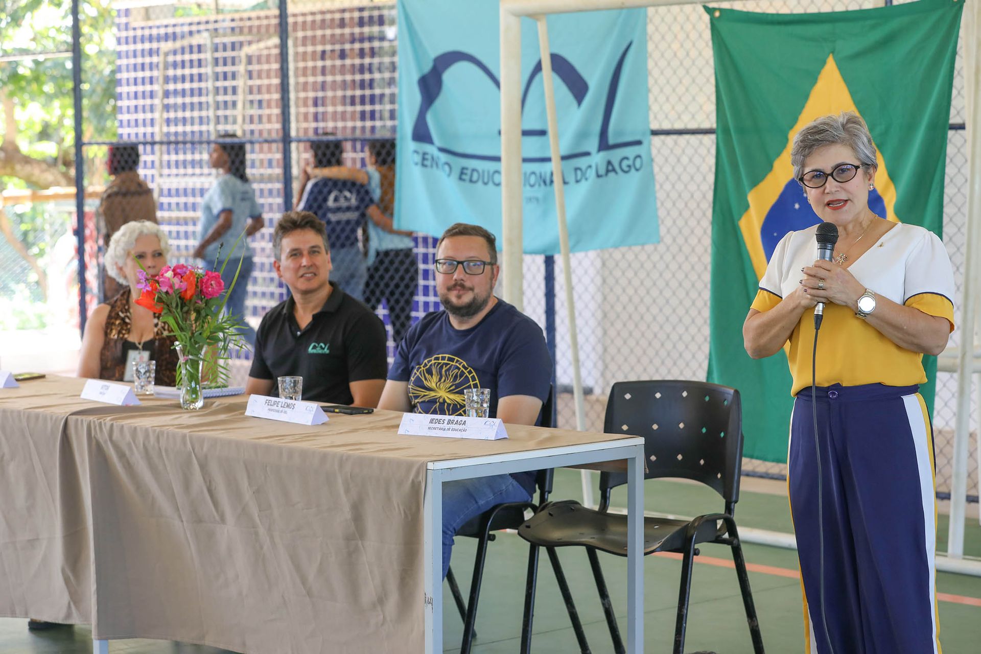 Selecionado para participar de programa na Suíça, professor de escola pública do DF é recepcionado com festa na volta