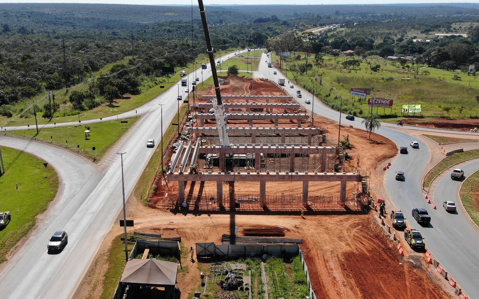 Viaduto de Planaltina tem 100 vigas longarinas instaladas
